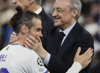 El presidente del Real Madrid, Florentino Pérez (d), celebra con el galés Gareth Bale su victoria en la final de la Champions. /Foto: EFE