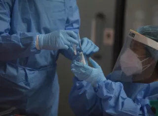 Personal de salud se prepara para realizar pruebas para detectar la covid-19 en la estación de transporte de albrook. EFE