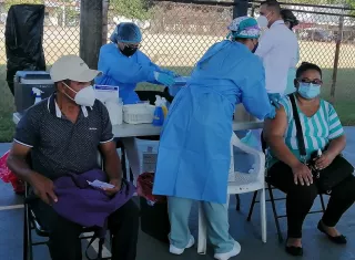 La efectividad de la vacuna ha quedado comprobada, porque las personas experimentaron síntomas parecidos a los de una gripe fuerte, pero las complicaciones graves fueron menores.