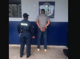 Se ubicó dentro del vehículo uniformes e insignias de la Policía, dos radios portátiles y 11 municiones calibre 9 milímetros.