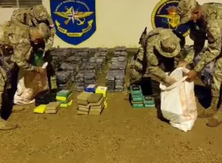 Los aeronavales interceptaron una lancha rápida que transportaba los paquetes de droga.