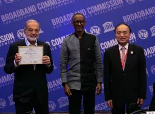 El Ing. Carlos Slim Helú recibió el premio WSIS por el desarrollo de la plataforma Monitor FCS. Foto / Cortesía.