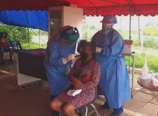 La CSS continúa aplicando pruebas de hisopado en la policlínica J.J. Vallarino.