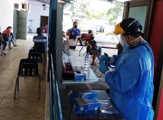 La tasa de  positividad se ubicó hoy en 18,3%.