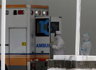 Personal de salud traslada a un paciente a una unidad especializada en tratamiento covid-19. EFE / Archivo