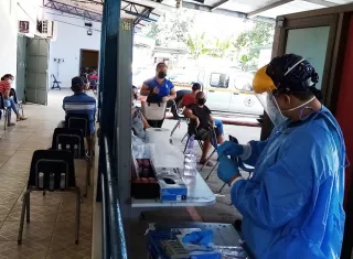 Personal médico de la policlínica de Bugaba continúa aplicando pruebas de hisopado.