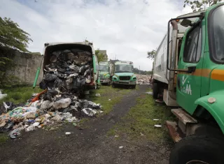 Camión lleno de basura aún sin tratar, en Ciudad de Panamá. EFE Archivo