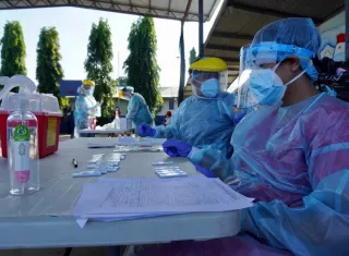 La vacunación sigue siendo la principal estrategia del sistema de salud pública.