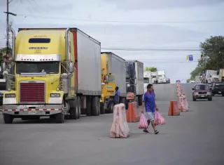 Camiones de carga transitan por una carretera de Panamá. EFE Atchivo
