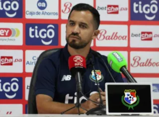 Ignacio Quintana, director de la Selección Mayor Femenina de Panamá, dio ayer conferencia de prensa. Foto: Fepafut