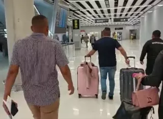 El sospechoso fue retenido en la Terminal 2 del aeropuerto.