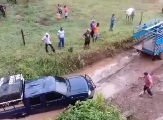 Los pasajeros y el conductor del vehículo fueron auxiliados por residentes del poblado.