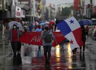 Personas protestan durante una marcha organizada por sindicatos, hoy en Ciudad de Panamá. EFE