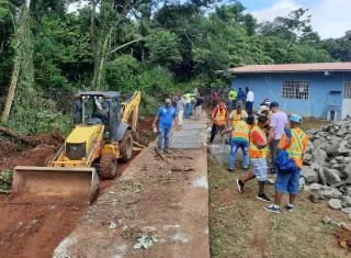 En la barriada Bambú se está construyendo una muralla de gaviones.