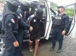 El retenido arrojo dentro de una vivienda, la mochila en la que llevaba la droga y el arma.