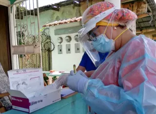Las pruebas de hisopados se siguen aplicando en centros de salud y policlínicas.