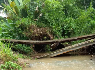 Puente en Wala colapsó hace años.
