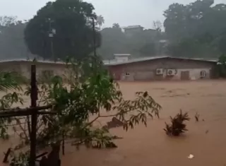 Varios comercios y viviendas se vieron afectados con el ingreso del agua.