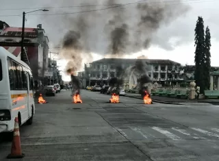Incendiaron llantas en los predios del parque 5 de Noviembre.