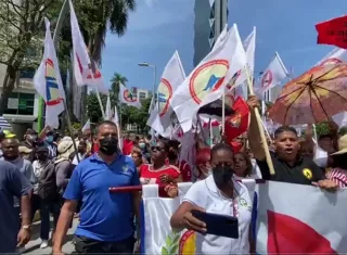 Educadores protestan en la Vía España.