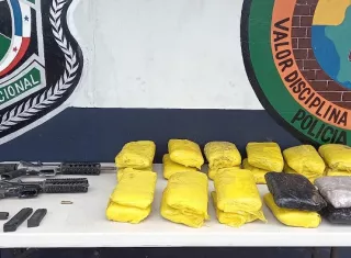 Las armas y la droga fueron ubicadas dentro de un tanque enterrado en la arena, en un manglar en El Salado.