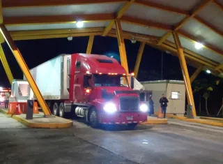 Escoltados por unidades de la Policía, los camiones cargados con productos agrícolas llegaron a Merca Panamá. Videos/Fotos Alexander Santamaría 