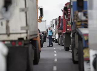  camiones bloqueados durante una protesta de docentes y camioneros en la carretera Panamericana. EFE