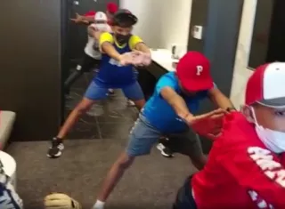 Jugadores de la selección Sub-12 de Béisbol de Panamá se ejercitan en una de las habitaciones del hotel donde están concentrados para afrontar el mundial de la categoría en Tainán, Taiwán. Foto: Fedebeis