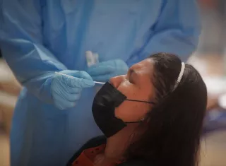 En la última semana se aplicaron 38.320 pruebas para detectar casos de covid. EFE