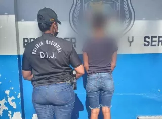 La mujer con condena pendiente fue remitida a la autoridad competente.