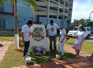 Colocan ofrenda en la estatua del general Omar Torrijos, en Veraguas.