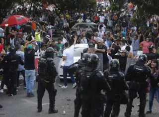 Integrantes del Escuadrón Móvil Antidisturbios ESMAD de la Policía controlando una situación de orden público. EFE Archivo