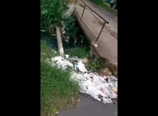 El puente está en mal estado y lleno de basura.