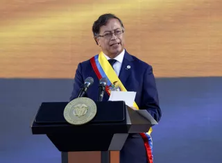 El presidente de Colombia, Gustavo Petro, pronuncia su discurso de investidura hoy, en la Plaza Bolívar de Bogotá (Colombia). EFE