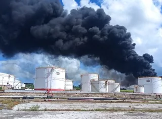 Una columna de humo se alza tras el incendio en un depósito de combustible,  en Matanzas (Cuba). EFe