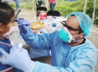 A los menores de edad también se les realiza la prueba de hisopado.