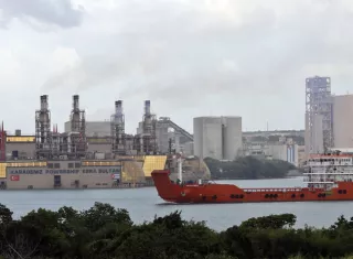 Barco frente a una planta de energía flotante en el puerto de Mariel, oeste de La Habana. EFE