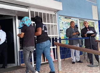 Uno de los indicios llegó a la audiencia utilizando un suéter azul con el logo de la CSS.