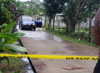 El cadáver quedó a un lado del vehículo. Foto: @noticiadeleste