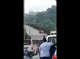 La tránsito por la vía del Puente Centenario estuvo detenido por una media hora.