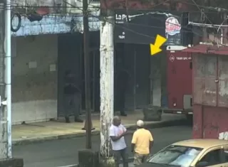 Seguridad lanzó bolsa de dinero fuera de la sede de la Lotería Nacional de Colón.