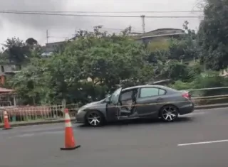 El vehículo de las víctimas quedó en media vía.