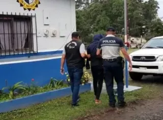 Al imputado se le notificó la fecha y hora de la audiencia y no se presentó, por lo que fue declarado en rebeldía. 