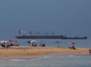 uristas disfrutan de una playa en la isla de Taboga (Panama), en una fotografía de archivo. EFE