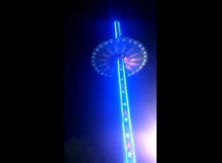 Rueda giratoria se desploma en India.