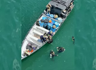 El maletín con la droga estaba adherido al casco del buque.