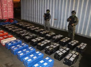 La droga estaba oculta dentro de un contenedor que era transportado en una embracación