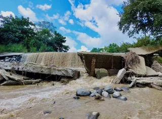 Las constantes lluvias provocaron fuertes crecidas en el río y severos daños en el muro de contención de la potabilizadora de San Bartolo.