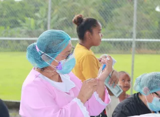 Las vacunas se están aplicando en los centros de salud y policlínicas de esta provincia.