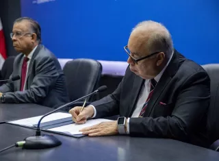 Gobierno Nacional cumple con extrabajadores bananeros y firma finiquito para cancelar deuda de la cuota obrero patronal